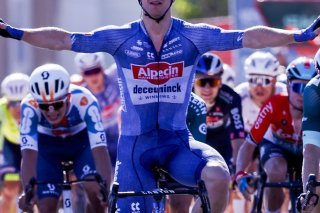 Kaden Groves a signé son cinquième succès d'étape à la Vuelta entre Cascias et Ourém. KEYSTONE/EPA/Javier Lizon